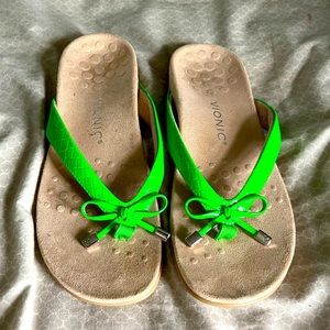 Vionic green flip flops